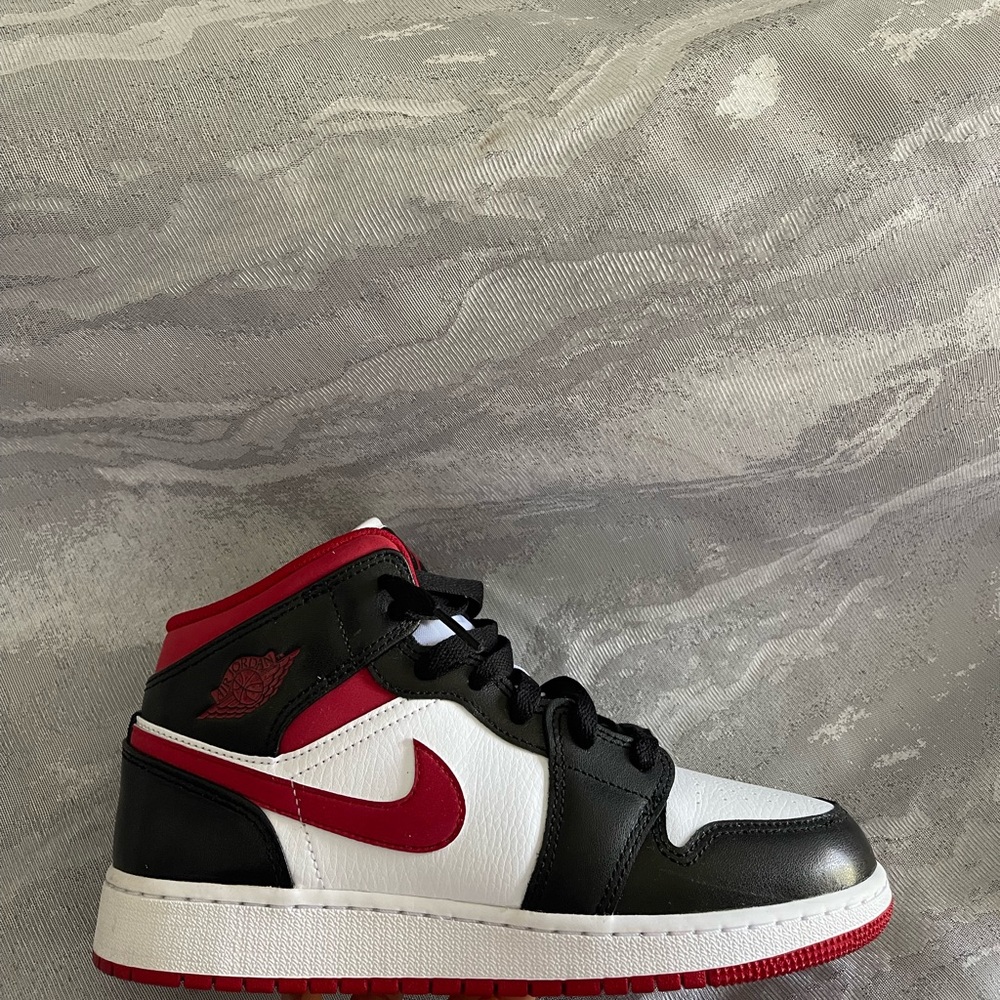 Air Jordan 1 Mid 'Black Gym Red'
